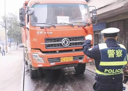 卡車(chē)在高速地磅稱(chēng)重現(xiàn)場(chǎng)